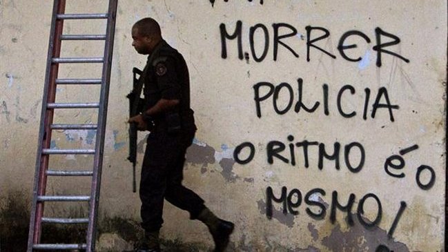 Policía murió atacado por abejas durante tiroteo en Río de Janeiro