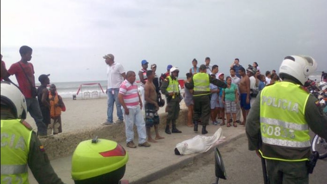 Rayo mató a dos hermanos que jugaban al fútbol en una playa colombiana