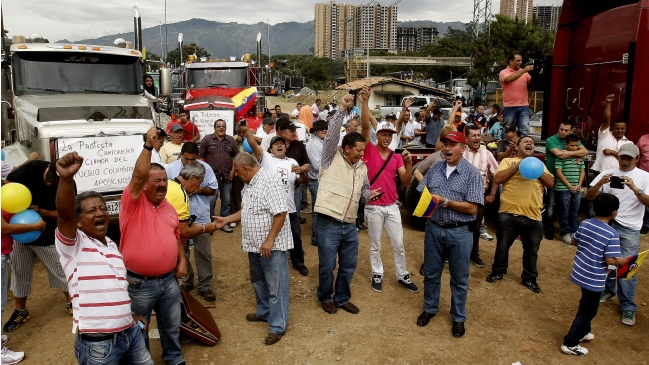Colombia: Policía fue asesinado mientras despejaba carretera tomada