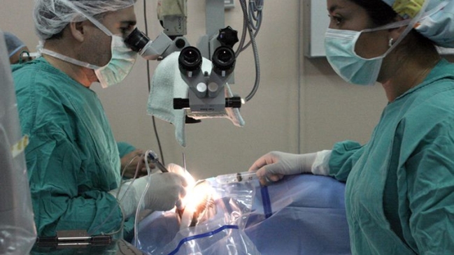 Minsal retiró del mercado producto utilizado en cirugías oftalmológicas