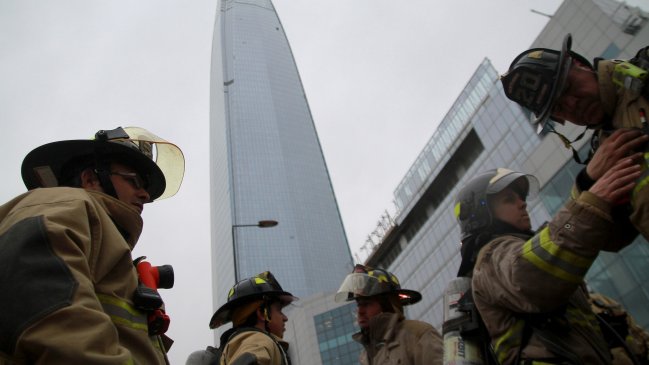 Bomberos realiza simulacro de incendio en el Costanera Center