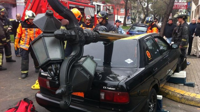 Bomberos rescató a taxista tras choque con poste en Santiago centro
