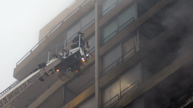 Incendio afectó a edificio de departamentos en Santiago Centro
