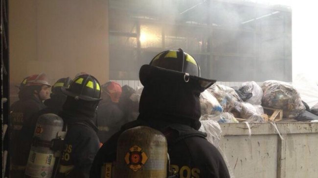 Emergencia moviliza a Bomberos en supermercado Jumbo en Las Condes