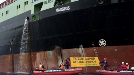 Activistas de Greenpeace protestaron contra gran barco de arrastre del mundo