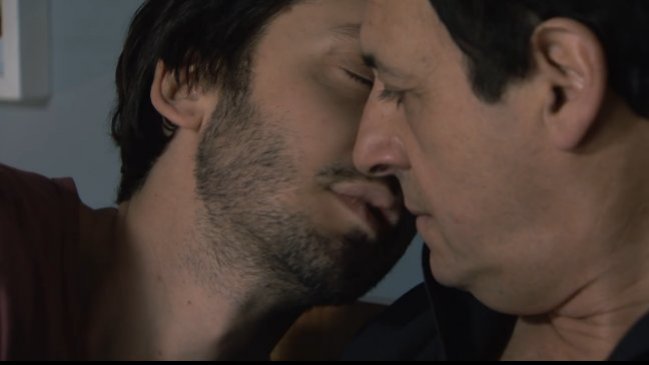 El beso de Benjamín Vicuña con otro hombre en teleserie argentina