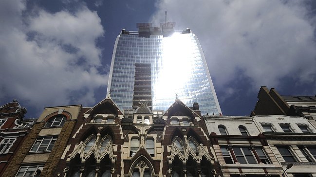Edificio reflectante fue cubierto tras dañar auto de lujo en Londres