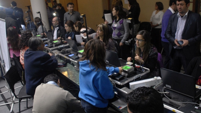 Paro de Registro Civil: Funcionarios atienden en comisaría en Santiago