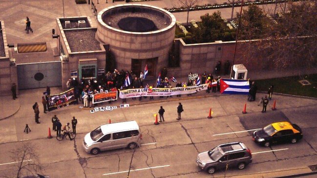 Grupo de manifestantes protesta frente a embajada de EE.UU.