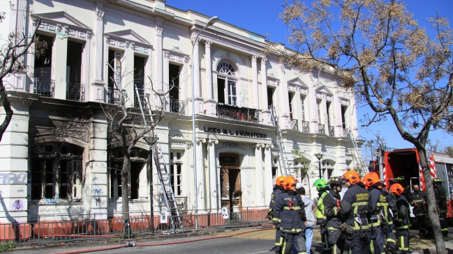 Alcaldesa Tohá no descartó intencionalidad en incendio del Liceo Amunátegui