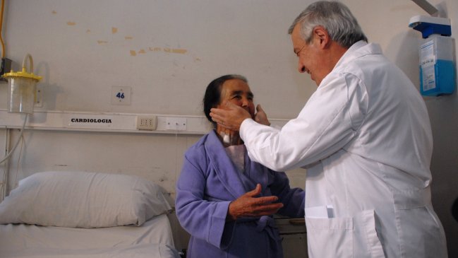 Minsal compró camas a clínicas privadas para cubrir demanda