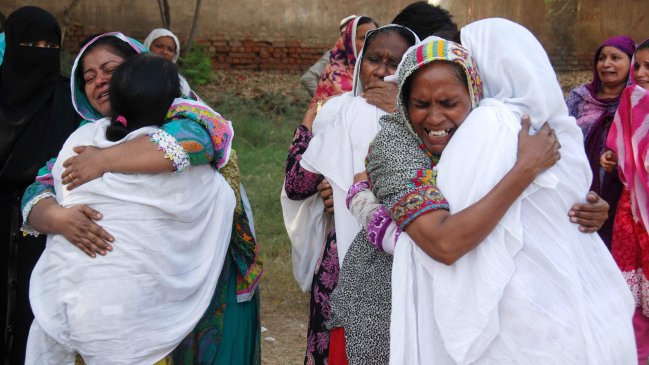 Decenas de muertos dejó un atentado contra una iglesia en Pakistán