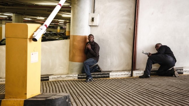 Kenia: Entre 10 y 15 personas se mantienen cono rehenes en mall