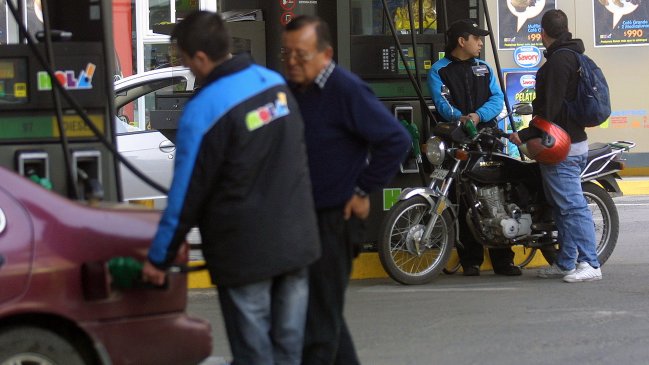Econsult: Bencinas bajarán 17 pesos por litro este jueves