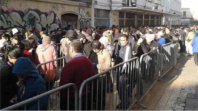 Registro Civil: Fila de casi mil personas en el Estadio Víctor Jara