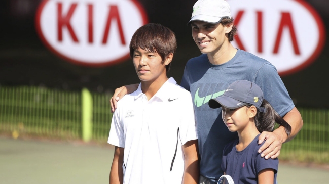 Nadal entrenó con promesa del tenis con discapacidad auditiva