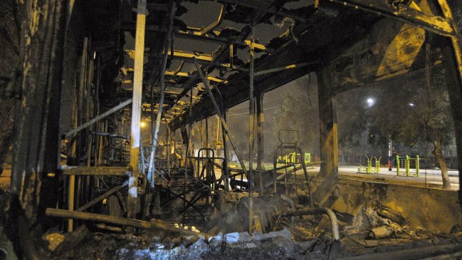 Bus municipal sufrió ataque incendiario a metros de comisaría en Quinta Normal