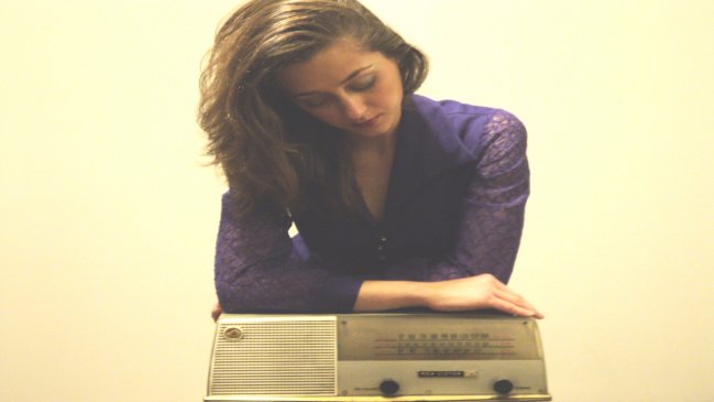 Estrenan obra que homenajea los años dorados de la radiofonía en Chile