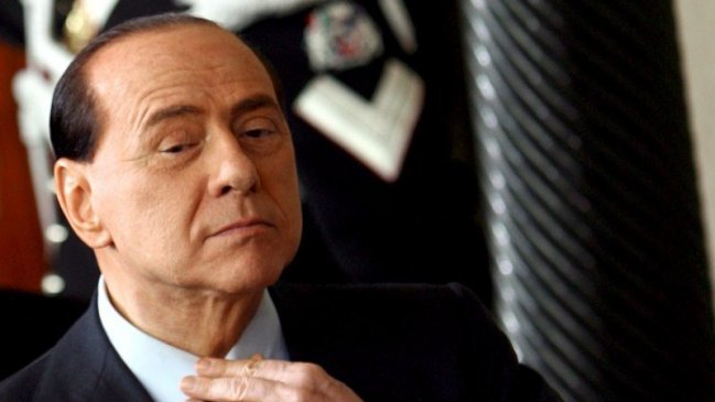 Ministros de Berlusconi dimiten a sus cargos en el Gobierno