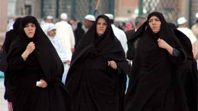 Jeque saudí afirmó que conducir daña los ovarios de las mujeres