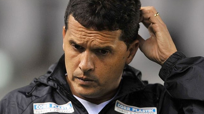 DT de Santos destacó desempeño de Eugenio Mena pese a irregular momento del equipo