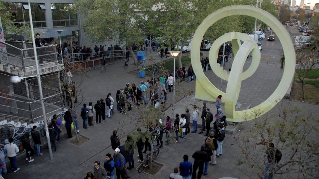 Largas filas marcan primeras horas de atención en el Registro Civil