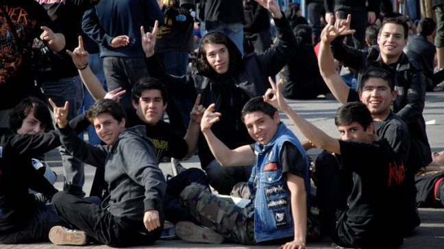 Fanáticos esperan por concierto de Iron Maiden