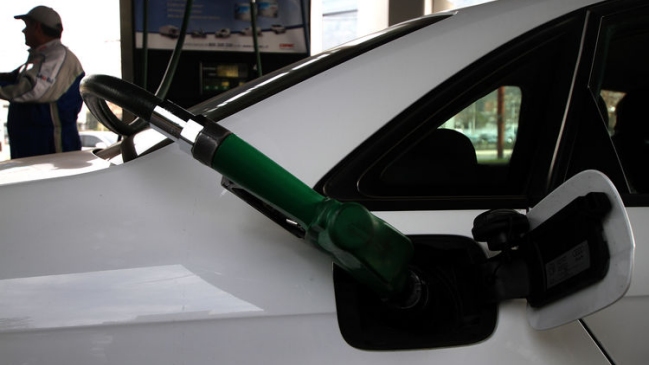 Ministro Larraín prevé nueva baja en el precio de bencinas