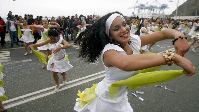 Carnaval Mil Tambores reunió a miles de personas en Valparaíso