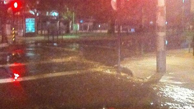Rotura de matriz provocó anegamiento en Las Condes