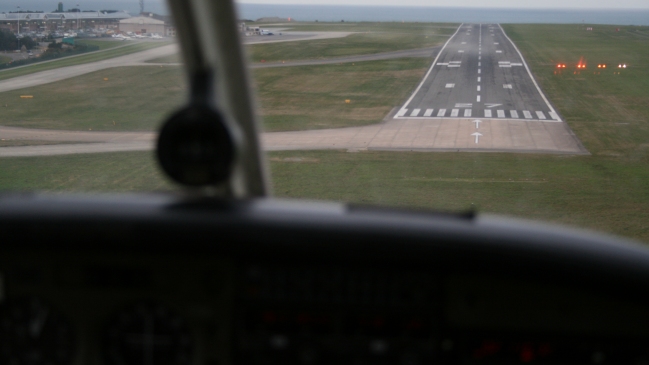Pasajero consiguió aterrizar un avión tras desmayo del piloto