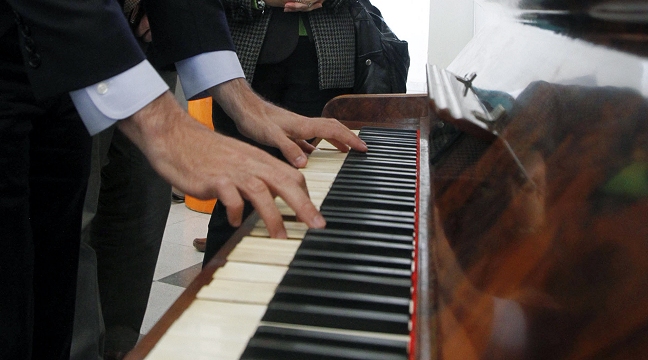 Santiaguinos tendrán 20 pianos en distintas calles para tocarlos