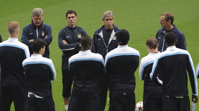 Pellegrini y jugadores del City ayudan a hinchas a pagar entradas en partidos de visita