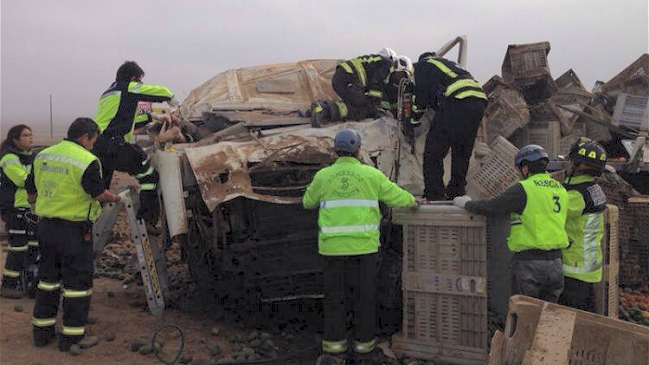 Tres muertos dejó un fatal volcamiento y colisión en Antofagasta