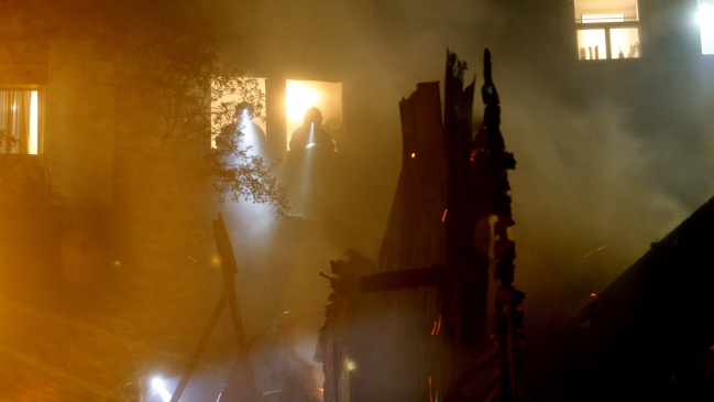 Incendio que afectó a escuela básica de San Bernardo movilizó a Bomberos