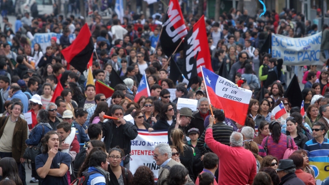 Profesores marchan en nuevo paro nacional por la educación