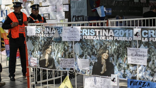 Cristina Fernández ya camina por su habitación
