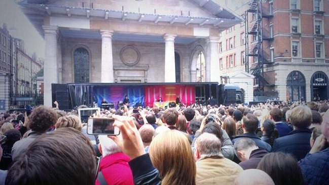 Paul McCartney improvisa un concierto en una plaza de Londres