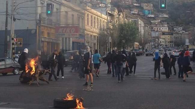 Encapuchados provocaron corte de tránsito en Valparaíso