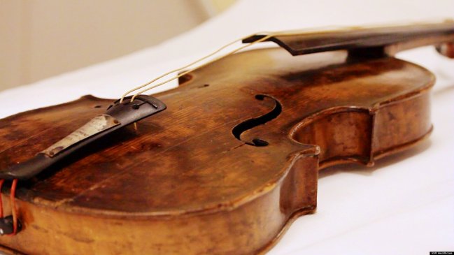 Subastaron violín que sonó en el hundimiento del Titanic