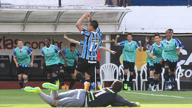 Eduardo Vargas aportó con un gol en el clásico entre Gremio e Internacional
