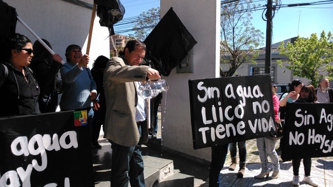 Agua potable salada: Habitantes de Llico preparan manifestación frente a La Moneda