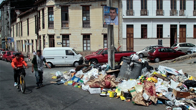 Municipio decretó alerta sanitaria en Valparaíso por acumulación de basura