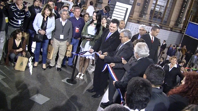 Dedicada a los lectores se inauguró la Feria del Libro de Santiago