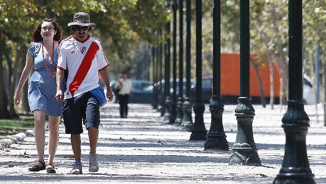 Estudio reveló que los hombres caminan más lento si están enamorados