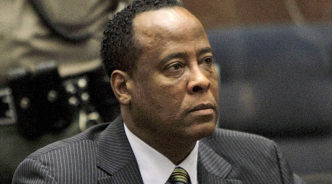 Médico de Michael Jackson dejó la prisión tras cumplir la mitad de la condena