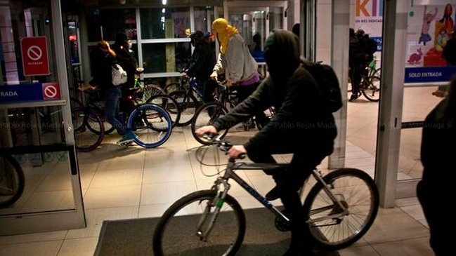 Gobierno se querelló contra ciclistas encapuchados del Costanera Center