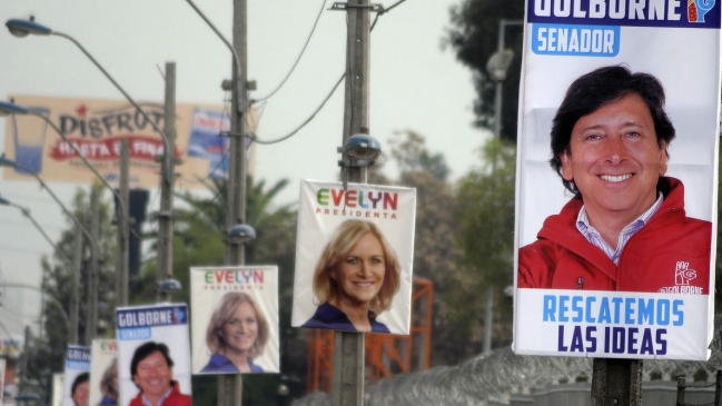 Chilectra llama a no instalar propaganda política en postes y redes eléctricas