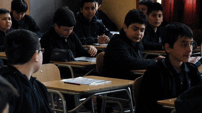 La pobreza moldea el cerebro, según estudio