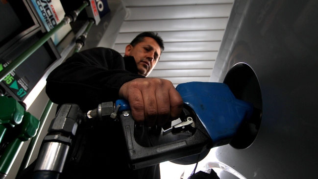 Bencinas caerán hasta cinco pesos este jueves, según ENAP